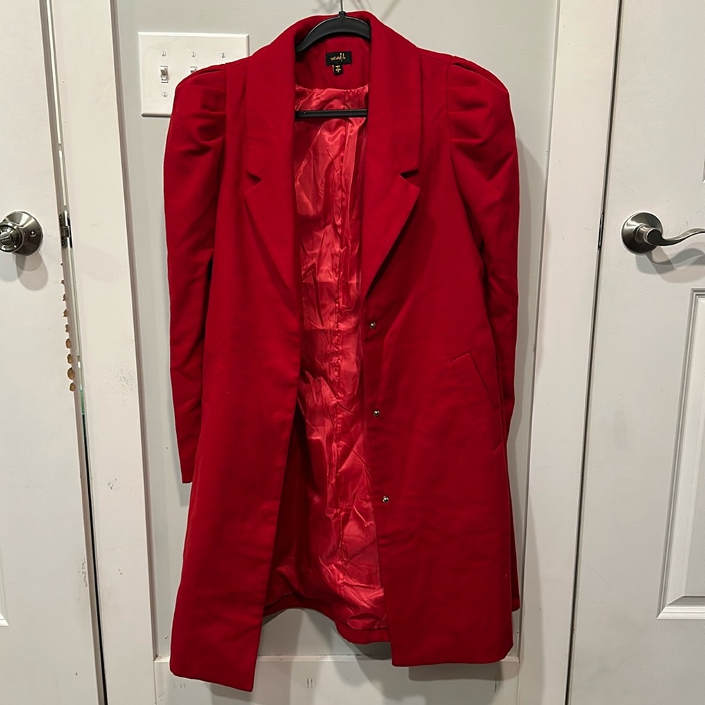Ontwelfth bright red trench